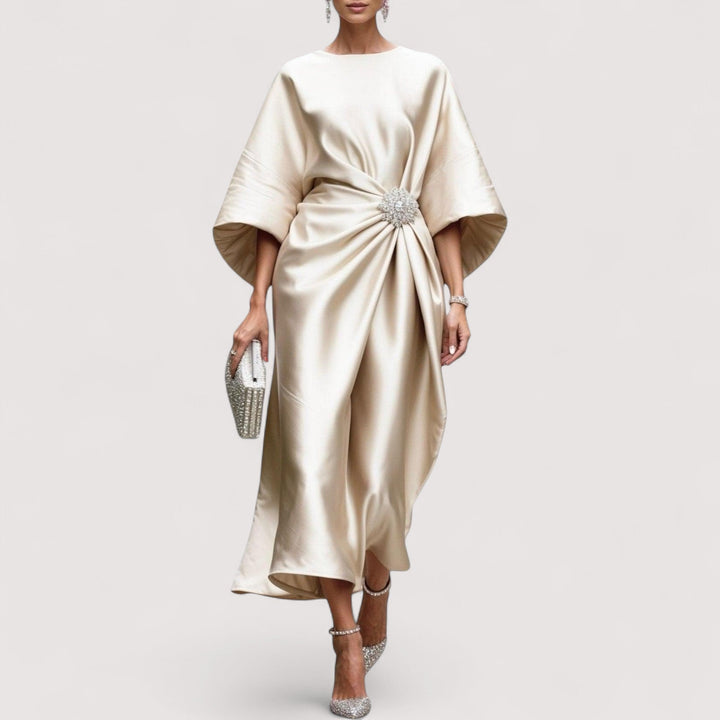 Zora – Elegantna Haljina s Luksuznim Dodirom