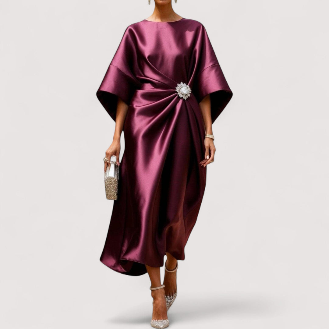 Zora – Elegantna Haljina s Luksuznim Dodirom