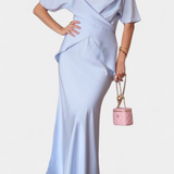 Sara Set s Topom s Ukriženim Trakama i Laganom Suknjom