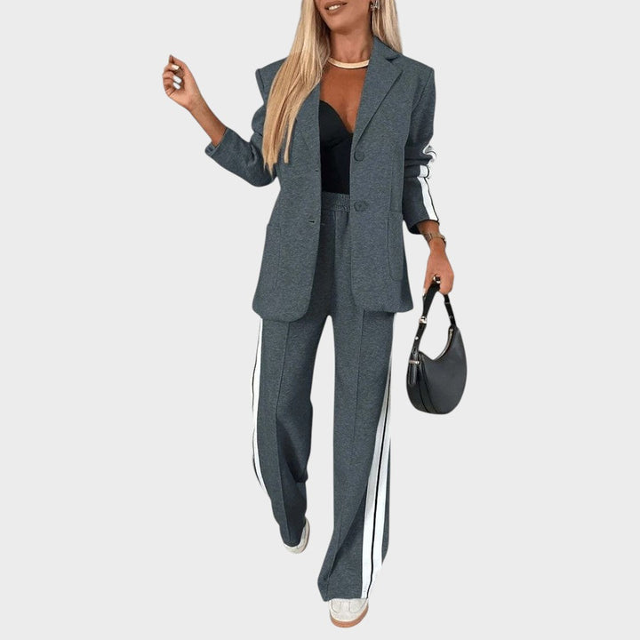 Veronika – Elegantno i moderno prugasto odijelo